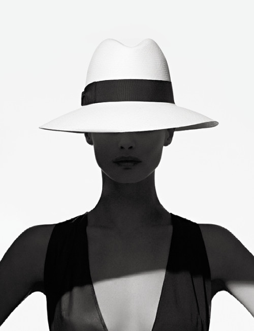 Lady in black and white wearing a white Borsalino hat