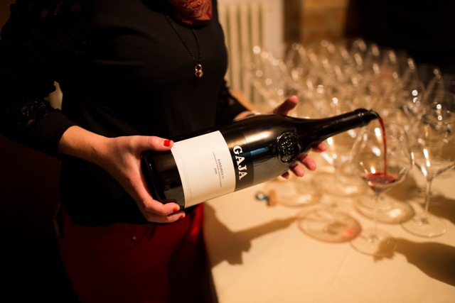 Vyno degustacija „Barolo“ Gaja vyno darykloje, kurioje ponia pila vyną į taurę