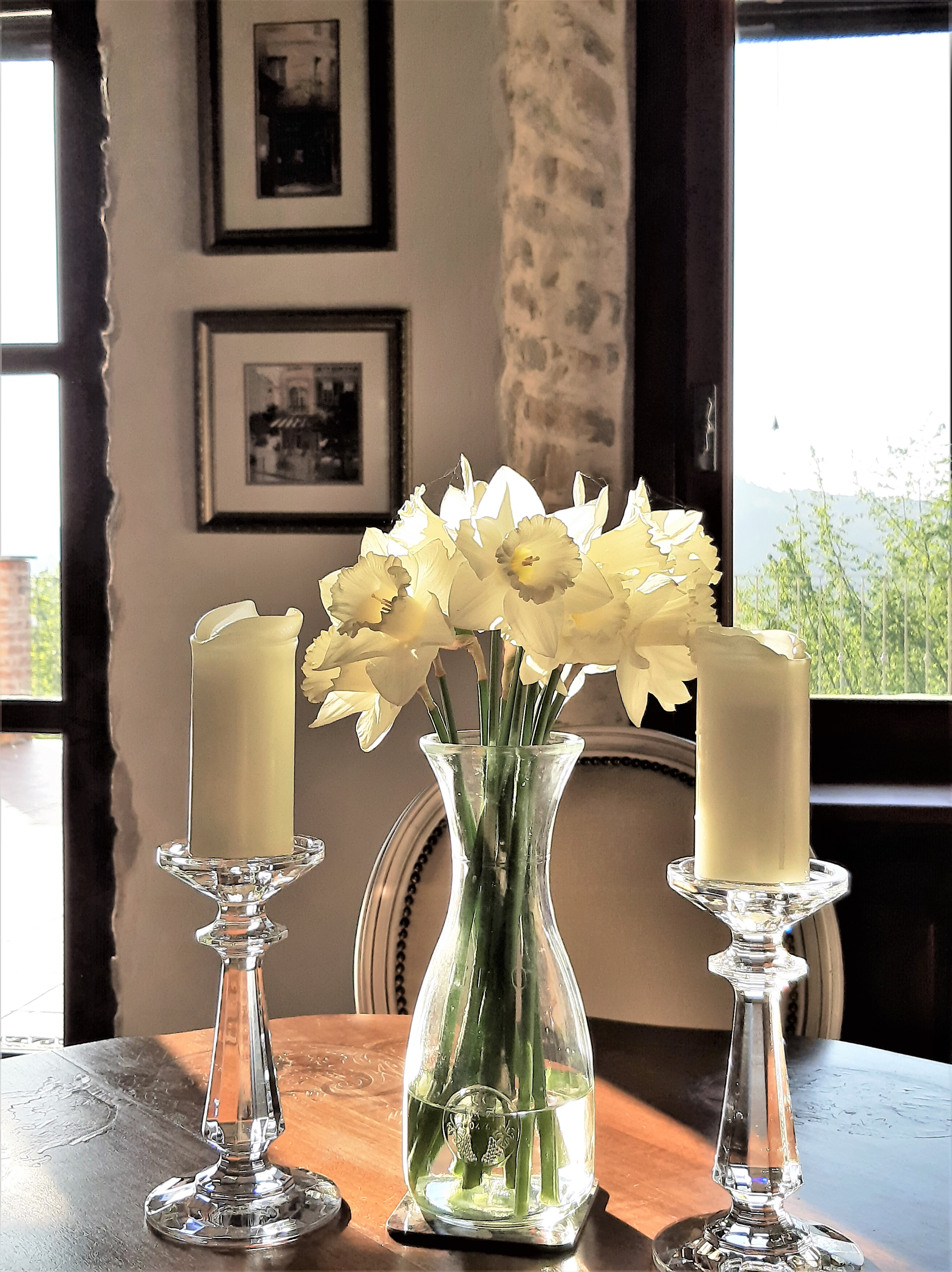 Piedmont holiday home dining area with fresh flowers in vase on table